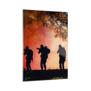Obraz na szkle - Grupa żołnierzy w marszu na tle płonącego lasu - 50x70cm - …Wszyscy za jednego. - Nowoczesna dekoracja ścienna do salonu, kuchni i sypialni ARTTOR