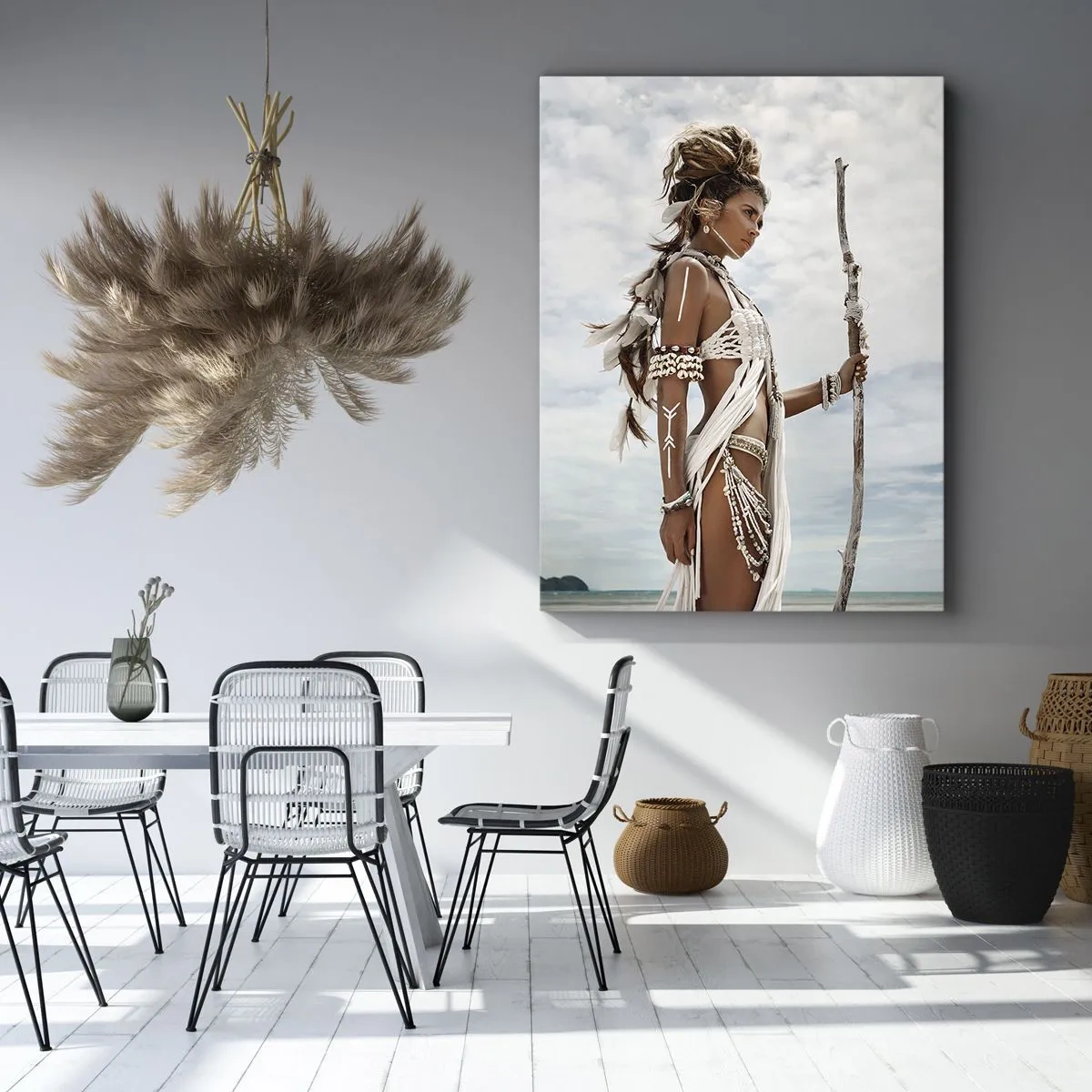 Obraz na płótnie - Kobieta w stylizacji boho na tle plaży i nieba - 50x70cm - Królowa tropików - Nowoczesna dekoracja ścienna do salonu, kuchni i sypialni ARTTOR