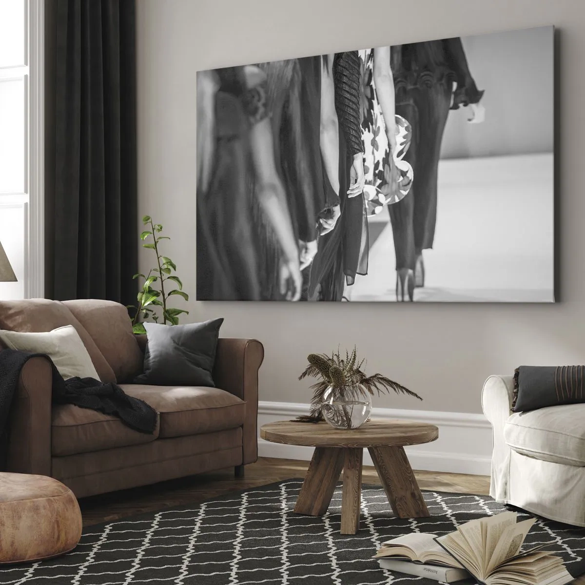 Obraz na płótnie - Czarno-biała scena z wybiegów mody ukazująca detale sukienek i sylwetek modelek - 100x70cm - Stylowa parada - Nowoczesna dekoracja ścienna do salonu, kuchni i sypialni ARTTOR