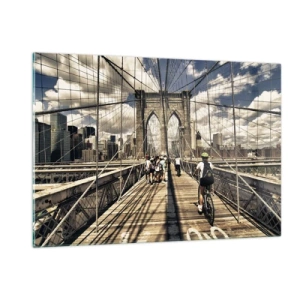 Obraz na szkle - Brooklyński Most w słoneczny dzień z przechodniami i rowerzystami - 120x80cm - Wprost do serca miasta - Nowoczesna dekoracja ścienna do salonu, kuchni i sypialni ARTTOR