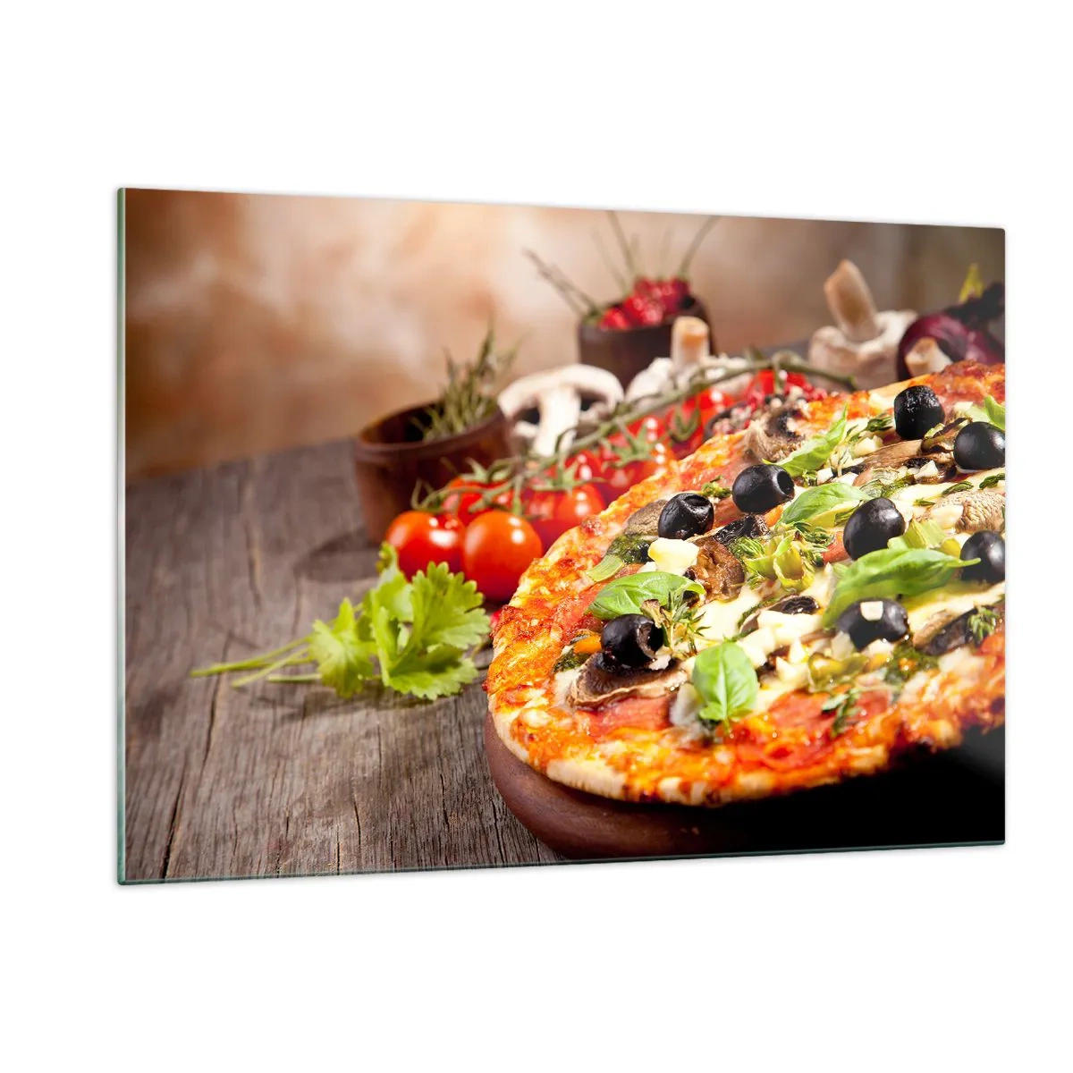 Obraz na szkle - Pizza z oliwkami, grzybami i świeżymi ziołami na drewnianym stole - 120x80cm - Z tellurycznych ingrediencji - Nowoczesna dekoracja ścienna do salonu, kuchni i sypialni ARTTOR