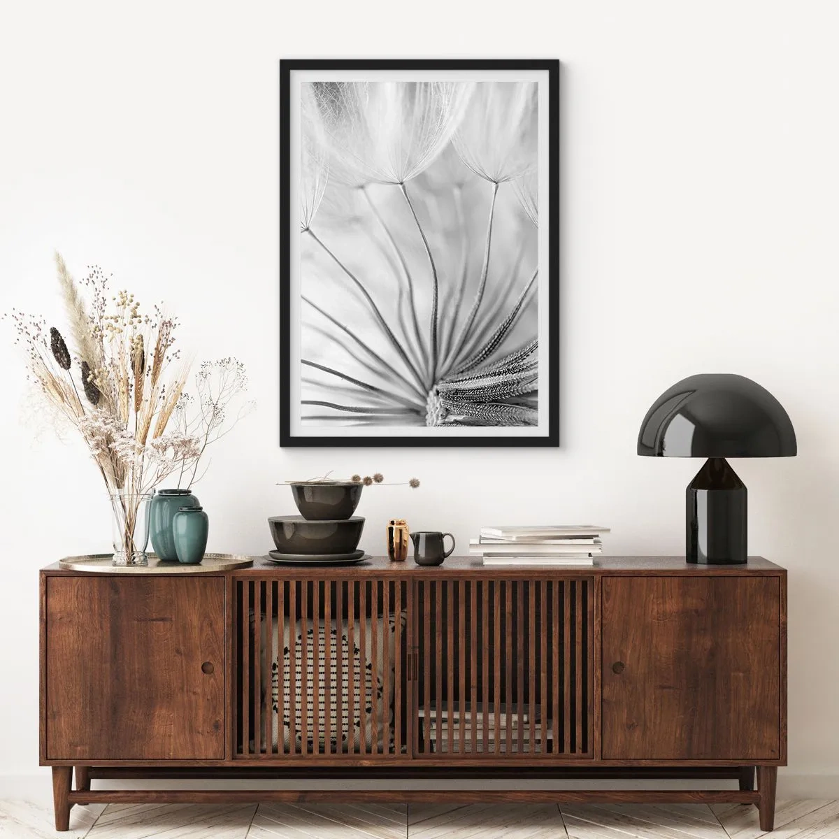 Plakat w czarnej ramie - Czarno-biała fotografia makro dmuchawca z subtelnymi detalami - 50x70cm - Dmuchawce, latawce - Nowoczesna dekoracja ścienna do salonu i sypialni ARTTOR