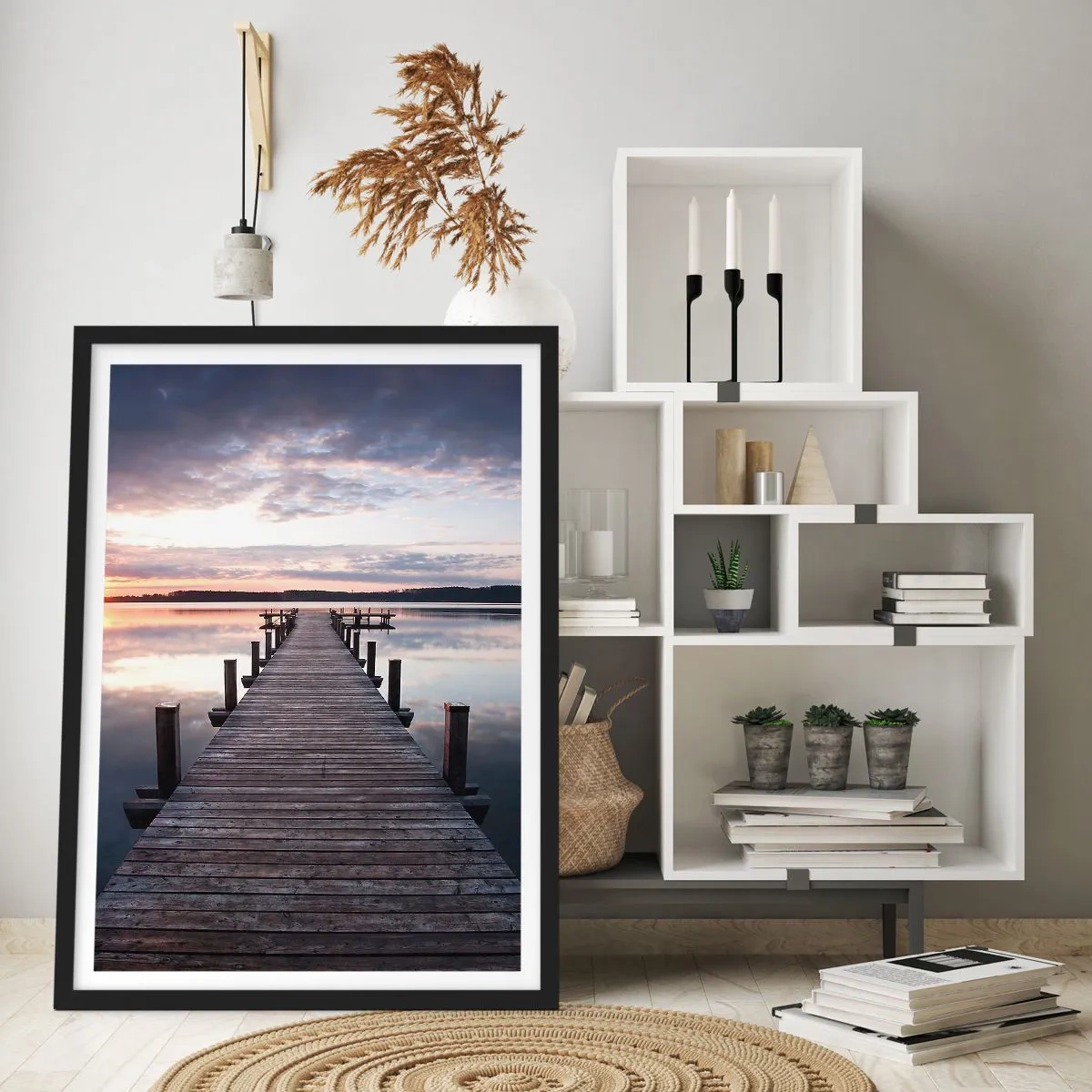 Plakat w czarnej ramie - Drewniany pomost nad spokojnym jeziorem o zachodzie słońca - 50x70cm - Cicha granica dnia i nocy - Nowoczesna dekoracja ścienna do salonu i sypialni ARTTOR