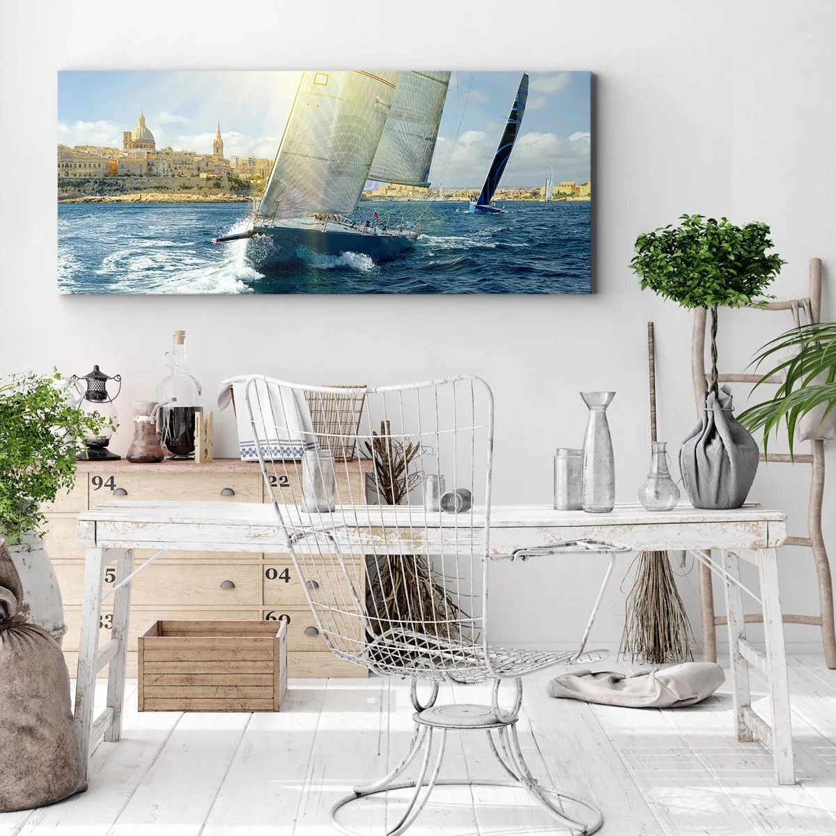 Obraz na płótnie - Wyścig jachtów na tle słonecznego wybrzeża - 120x50cm - Pora opuścić miasto - Nowoczesna dekoracja ścienna do salonu i sypialni ARTTOR