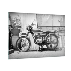 Obraz na szkle - Motocykl w stylu retro stojący na tle drewnianych ścian - 100x70cm - Klasyka ponad wszystko - Nowoczesna dekoracja ścienna do salonu, kuchni i sypialni ARTTOR