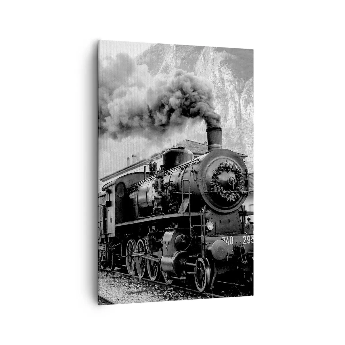 Obraz na płótnie - Czarno-biała lokomotywa parowa na tle górskiego krajobrazu - 80x120cm - Stoi na stacji… - Nowoczesna dekoracja ścienna do salonu i sypialni ARTTOR