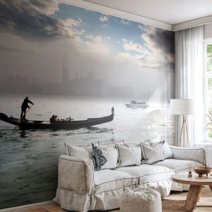 Fototapeta Premium Sand - Gondola na spokojnej wodzie w mglistym poranku - 100x70cm - Bajeczne miasto z wody i mgły - Nowoczesna dekoracja ścienna do salonu, kuchni i sypialni ARTTOR
