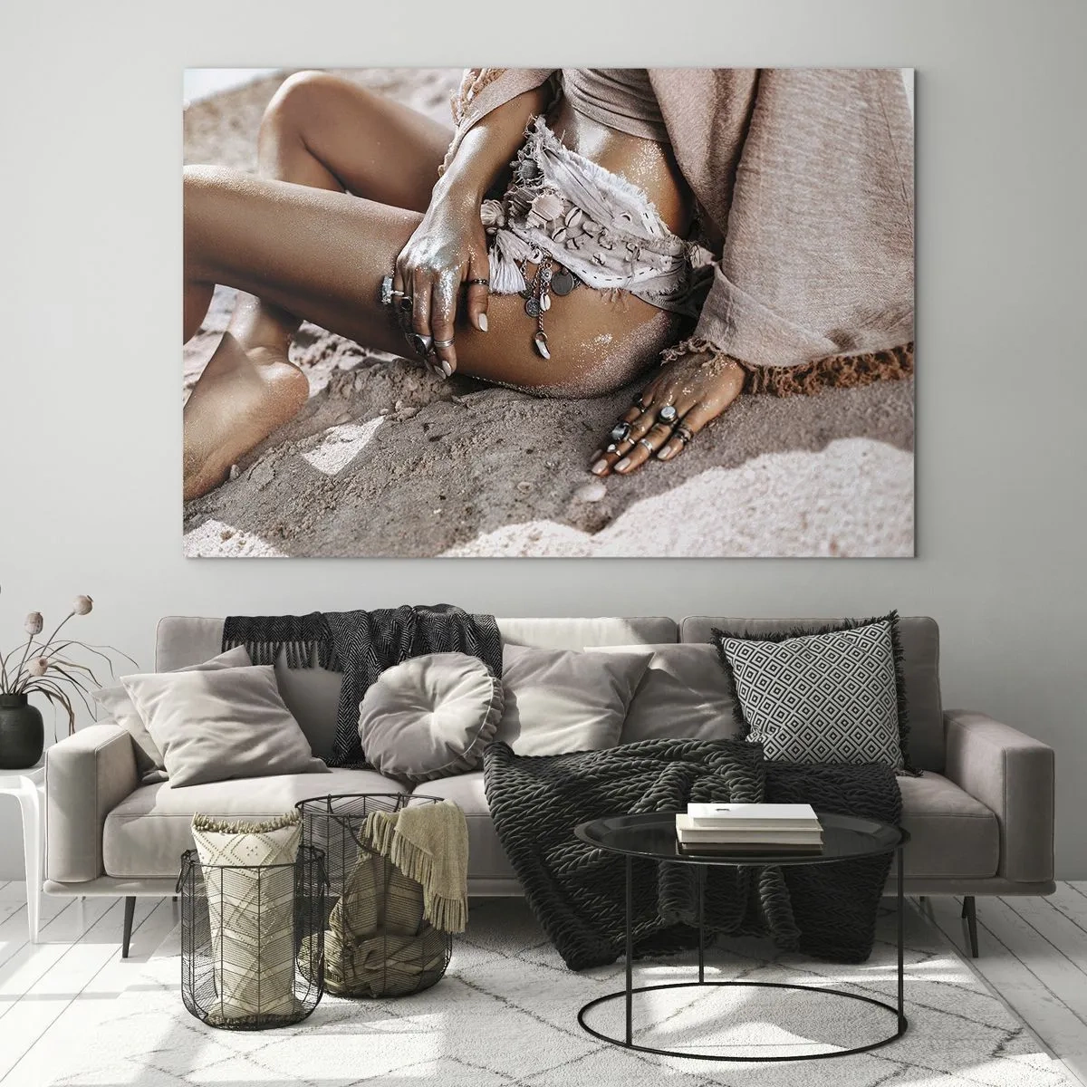 Obraz na szkle - Kobieca sylwetka na piaszczystej plaży - 70x50cm - Wyrzucona przez fale? - Nowoczesna dekoracja ścienna do salonu i sypialni ARTTOR