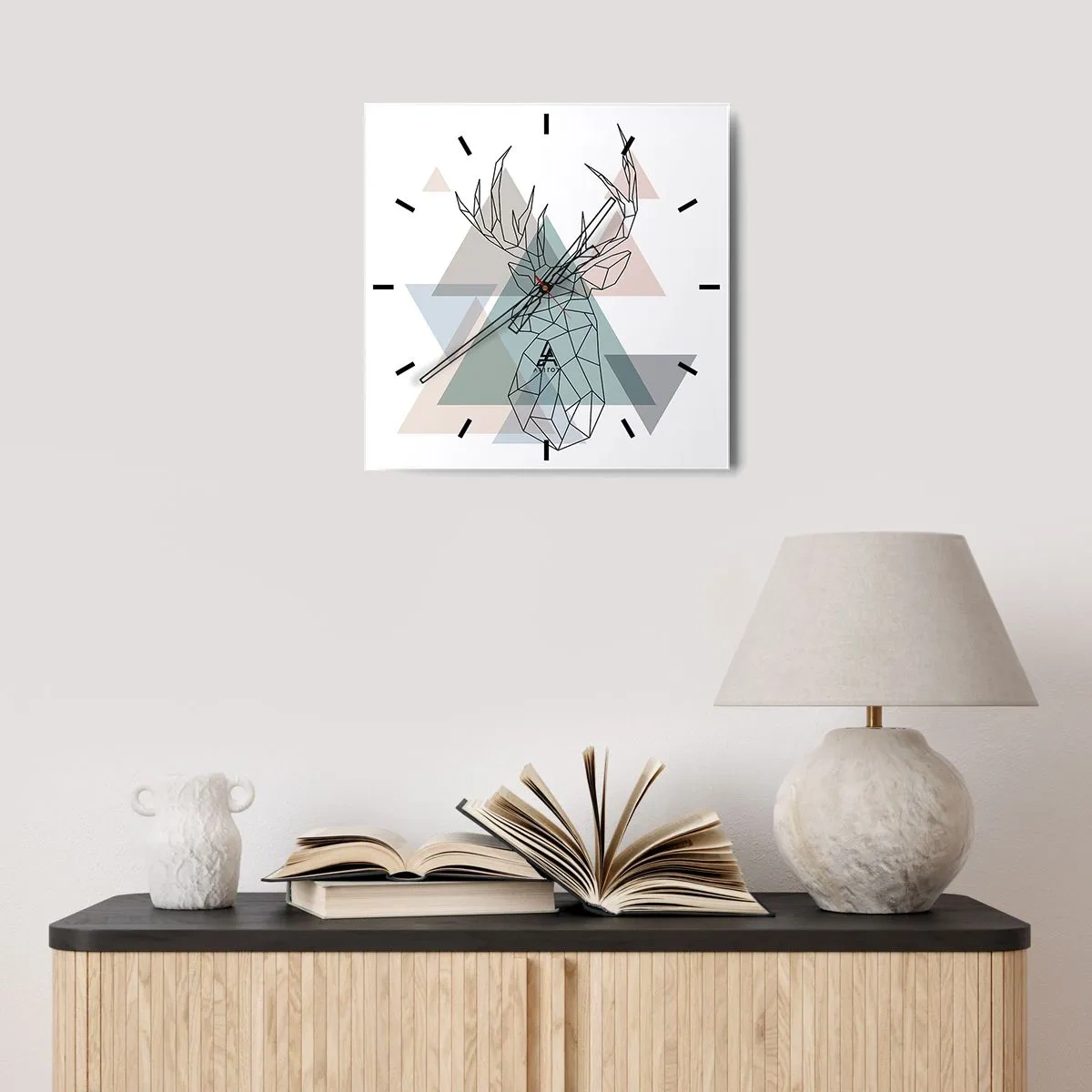 Zegar ścienny - Geometryczny jeleń na tle pastelowych trójkątów - 30x30cm - W geometrycznym lesie - Nowoczesna dekoracja ścienna do salonu i sypialni ARTTOR