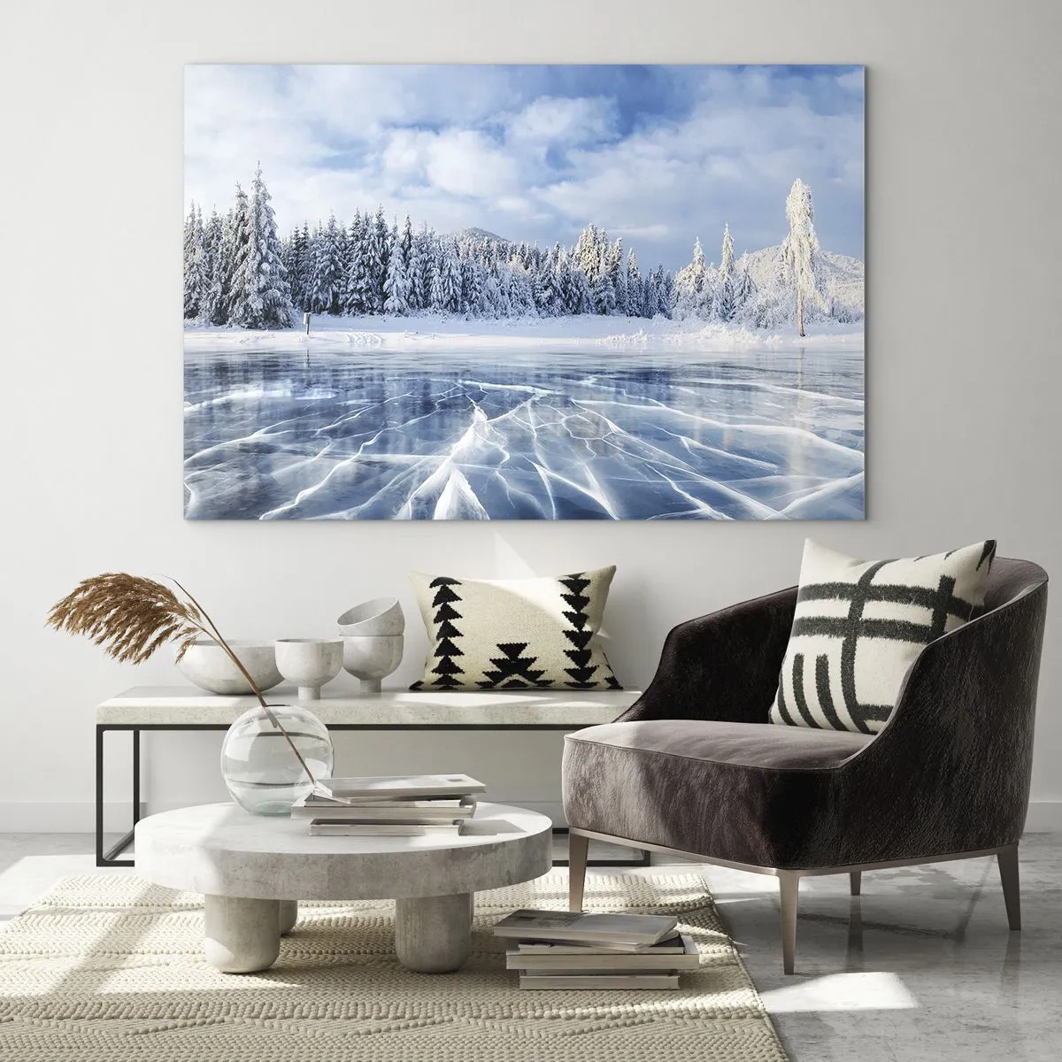 Obraz na szkle - Zamarznięte jezioro otoczone zimowym lasem - 70x50cm - Olśniewający i krystaliczny widok - Nowoczesna dekoracja ścienna do salonu i sypialni ARTTOR