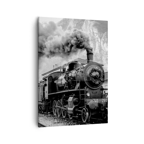 Obraz na płótnie - Czarno-biała fotografia parowozu z kłębiącym się dymem na tle gór - 50x70cm - Stoi na stacji… - Nowoczesna dekoracja ścienna do salonu, kuchni i sypialni ARTTOR