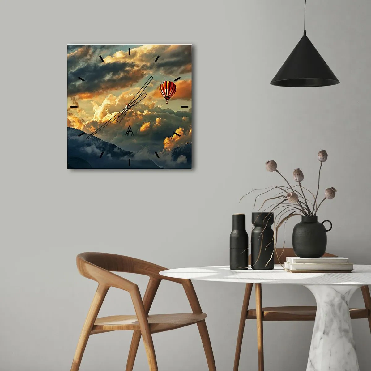 Zegar ścienny - Balon na tle dramatycznych chmur - 30x30cm - Lecę, bo chcę - Nowoczesna dekoracja ścienna do salonu i sypialni ARTTOR