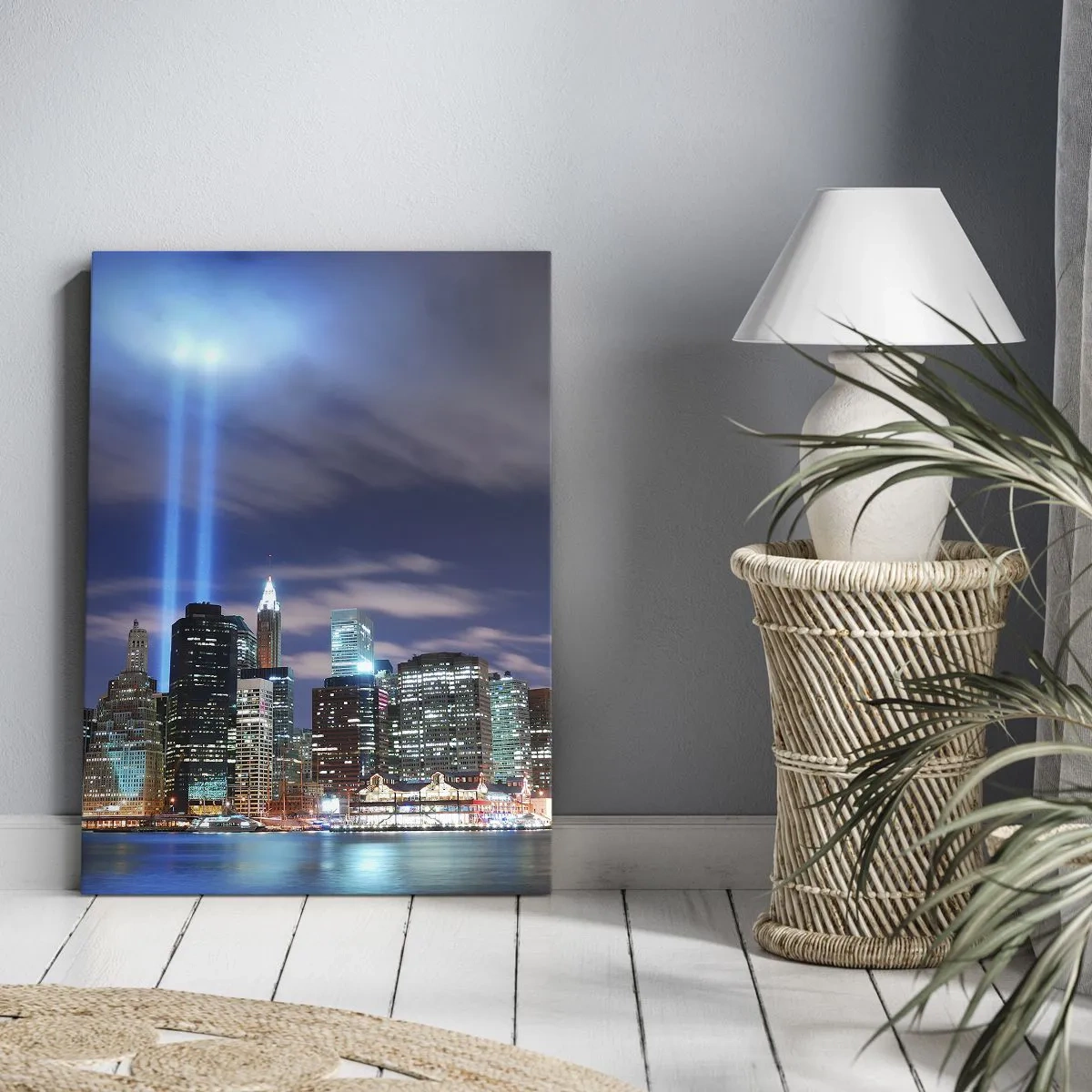 Obraz na płótnie - Nocna panorama miasta z dwoma jasnymi snopami światła na niebie - 70x100cm - Światłem dosięgnąć nieba - Nowoczesna dekoracja ścienna do salonu i sypialni ARTTOR