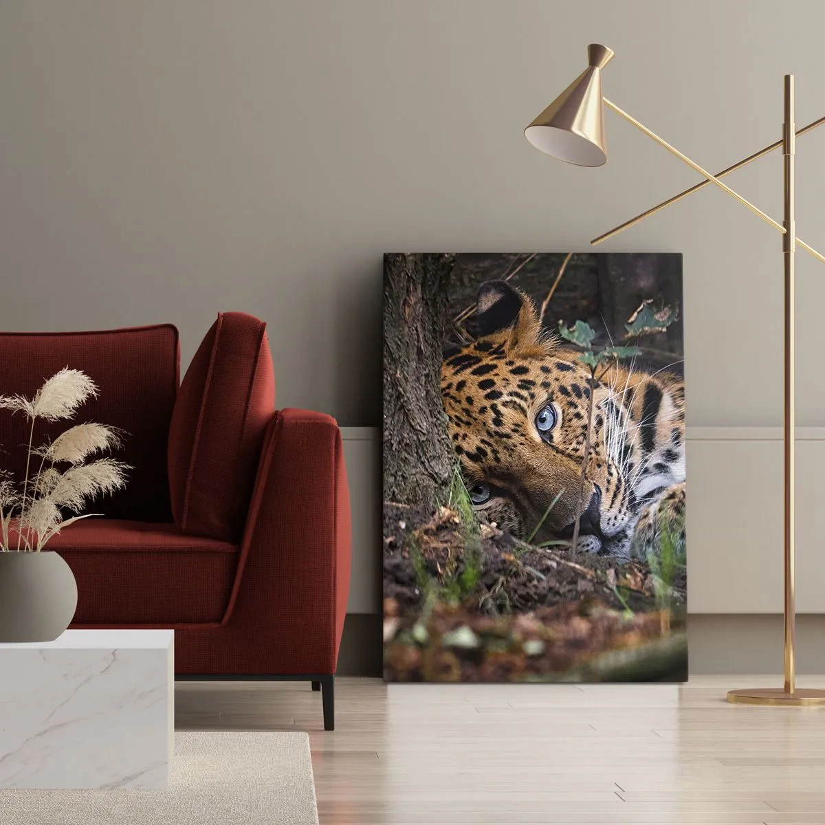 Obraz na płótnie - Leżący lampart z intensywnie niebieskimi oczami w lesie - 50x70cm - Zaufaj mi - Nowoczesna dekoracja ścienna do salonu, kuchni i sypialni ARTTOR