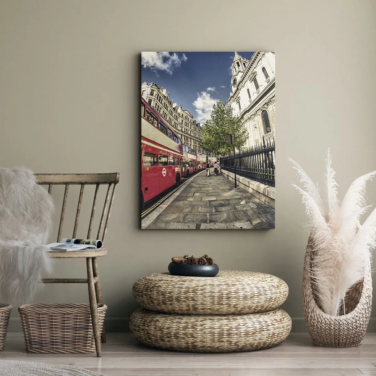 Obraz na płótnie - Czerwone autobusy w Londynie - 50x70cm - Londyńska ulica w szarości i czerwieni - Nowoczesna dekoracja ścienna do salonu, kuchni i sypialni ARTTOR