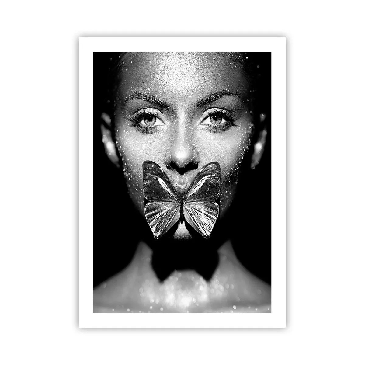 Plakat - Portret kobiety z motylem na ustach w czarno-białej kolorystyce - 50x70cm - Motyli pocałunek - Nowoczesna dekoracja ścienna do salonu, kuchni i sypialni ARTTOR