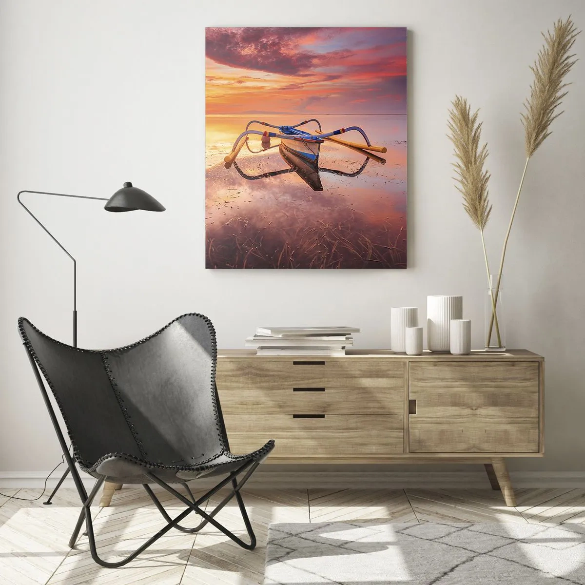 Obraz na szkle - Tradycyjna łódź na spokojnej wodzie o zachodzie słońca - 50x70cm - Spokój tropikalnego wieczoru - Nowoczesna dekoracja ścienna do salonu, kuchni i sypialni ARTTOR