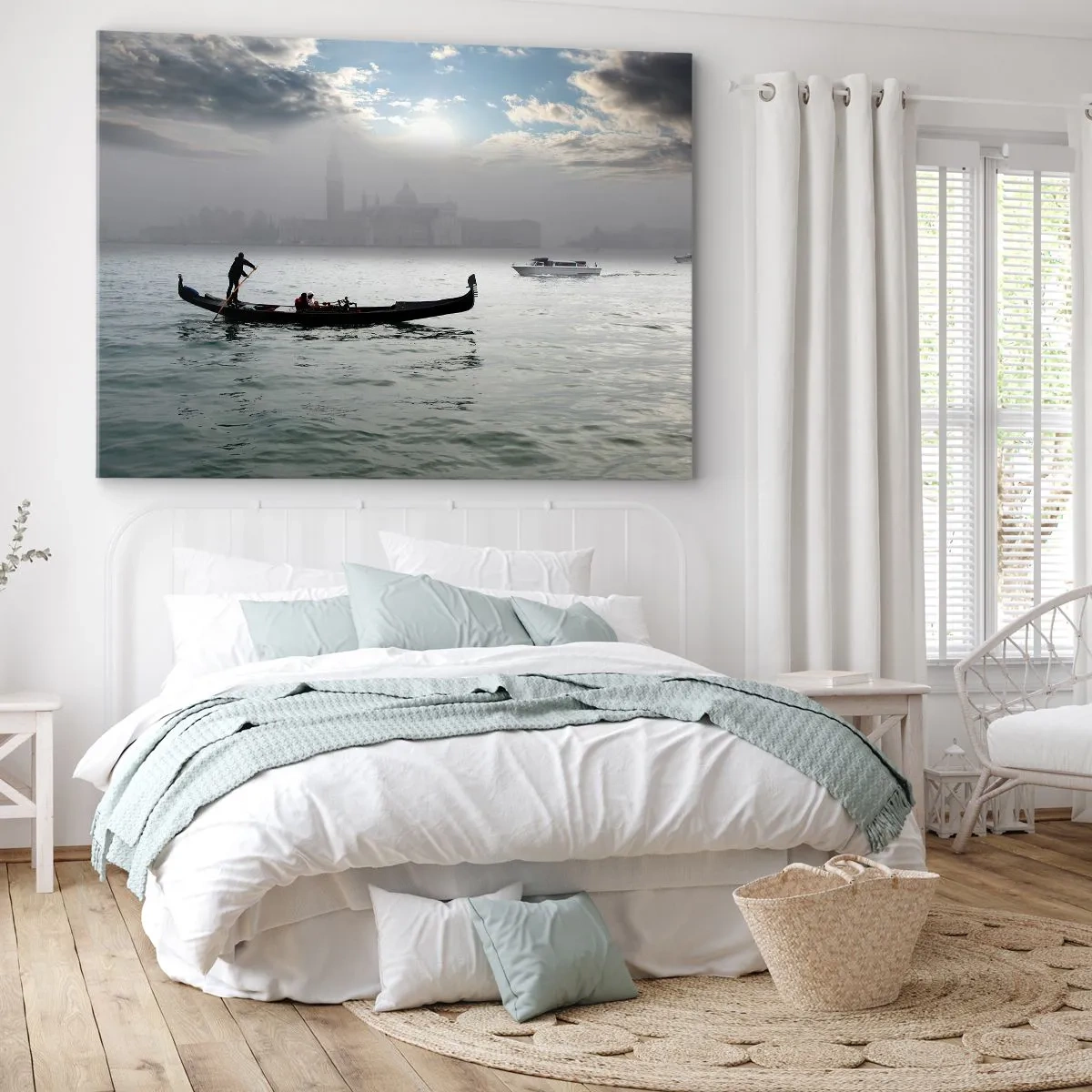 Obraz na płótnie - Gondola płynąca po wodach Wenecji w mglisty poranek z widokiem na miasto - 100x70cm - Bajeczne miasto z wody i mgły - Nowoczesna dekoracja ścienna do salonu, kuchni i sypialni ARTTOR