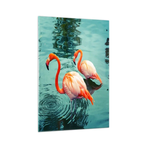 Obraz na szkle - Dwa flamingi w spokojnej wodzie odbijające otoczenie - 70x100cm - Jesteśmy teraz w modzie - Nowoczesna dekoracja ścienna do salonu i sypialni ARTTOR