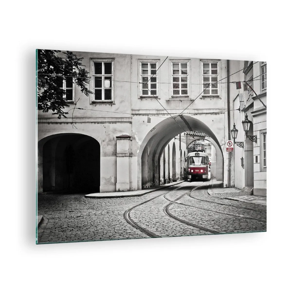 Obraz na szkle - Czarno-biały tramwaj w starej uliczce - 70x50cm - Przez miejski labirynt - Nowoczesna dekoracja ścienna do salonu i sypialni ARTTOR