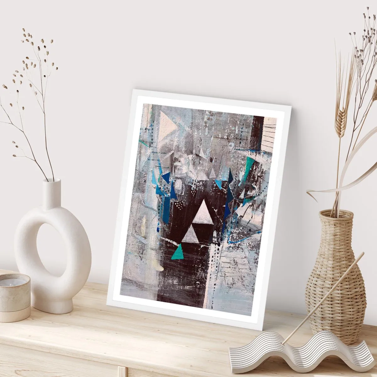 Plakat w białej ramie - Nadrzędny porządek trójkątów - 70x100 cm