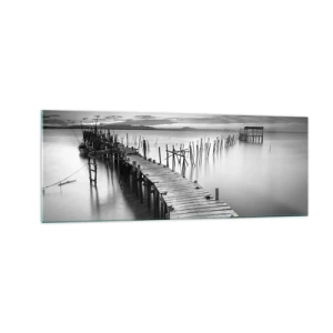 Obraz na szkle - Drewniany pomost na spokojnym jeziorze w odcieniach szarości - 140x50cm - Spokój zapomnianego brzegu - Nowoczesna dekoracja ścienna do salonu i sypialni ARTTOR