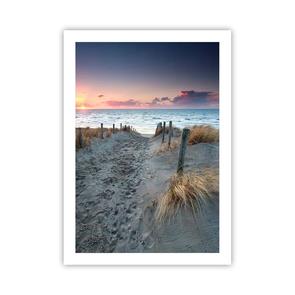 Plakat - Plażowa ścieżka o zachodzie słońca z widokiem na morze - 50x70cm - Rozlałeś tęczę blasków promienistą… - Nowoczesna dekoracja ścienna do salonu, kuchni i sypialni ARTTOR