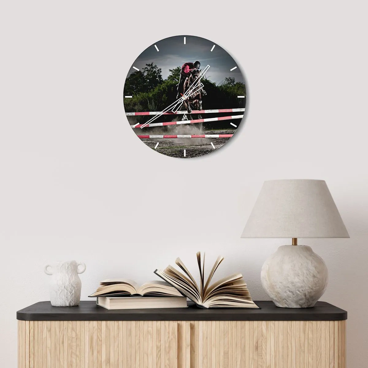 Zegar ścienny - Skoczek na koniu podczas zawodów jeździeckich - 30x30cm - Razem po zwycięstwo - Nowoczesna dekoracja ścienna do salonu, kuchni i sypialni ARTTOR