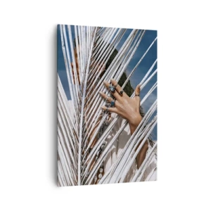 Obraz na płótnie - Kobieta ukryta za palmowymi liśćmi z pierścieniami na dłoniach - 70x100cm - Dziewczyna szamana? - Nowoczesna dekoracja ścienna do salonu i sypialni ARTTOR