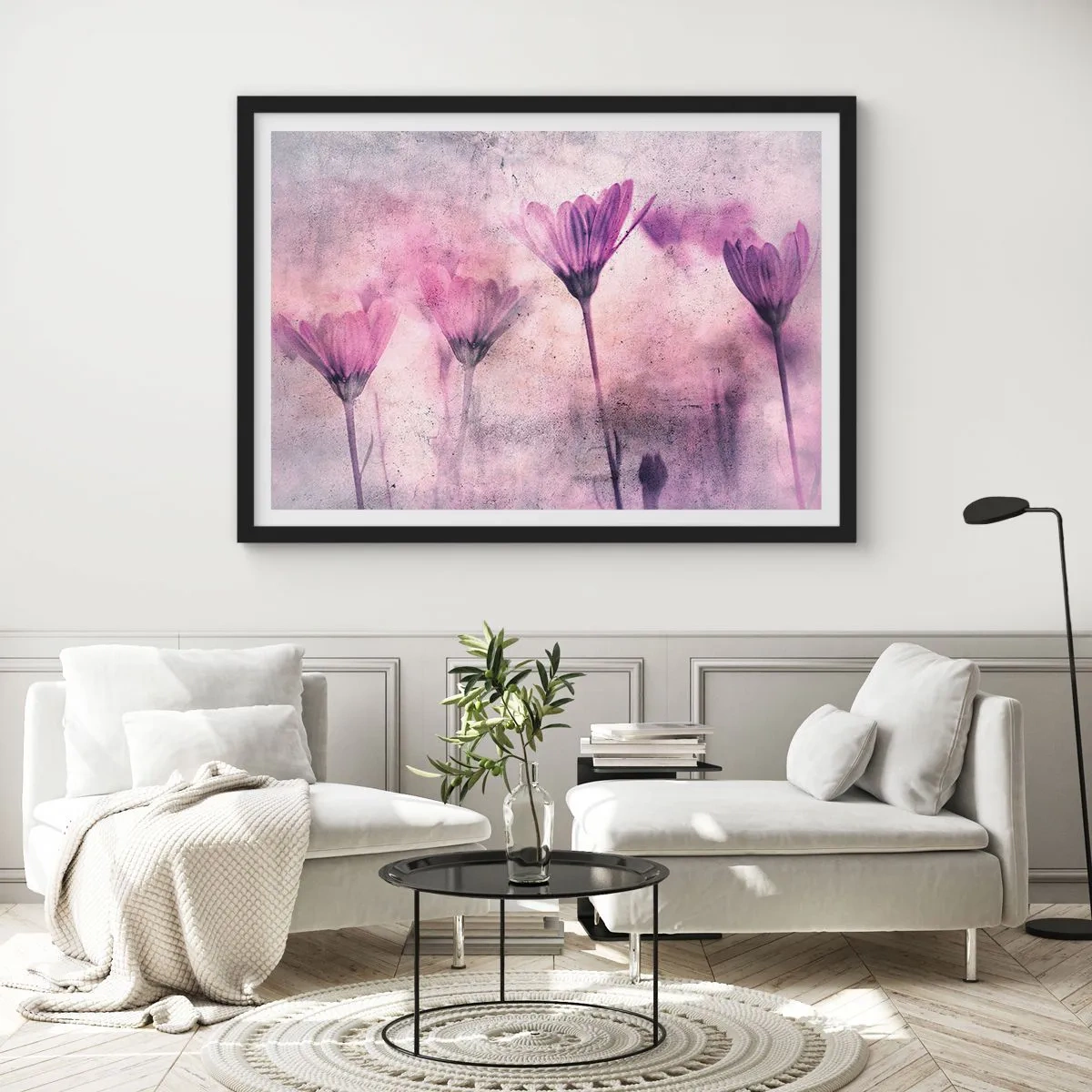 Plakat w czarnej ramie - Delikatne kwiaty w odcieniach fioletu na jasnym tle - 70x50cm - Sen kwiatów - Nowoczesna dekoracja ścienna do salonu i sypialni ARTTOR