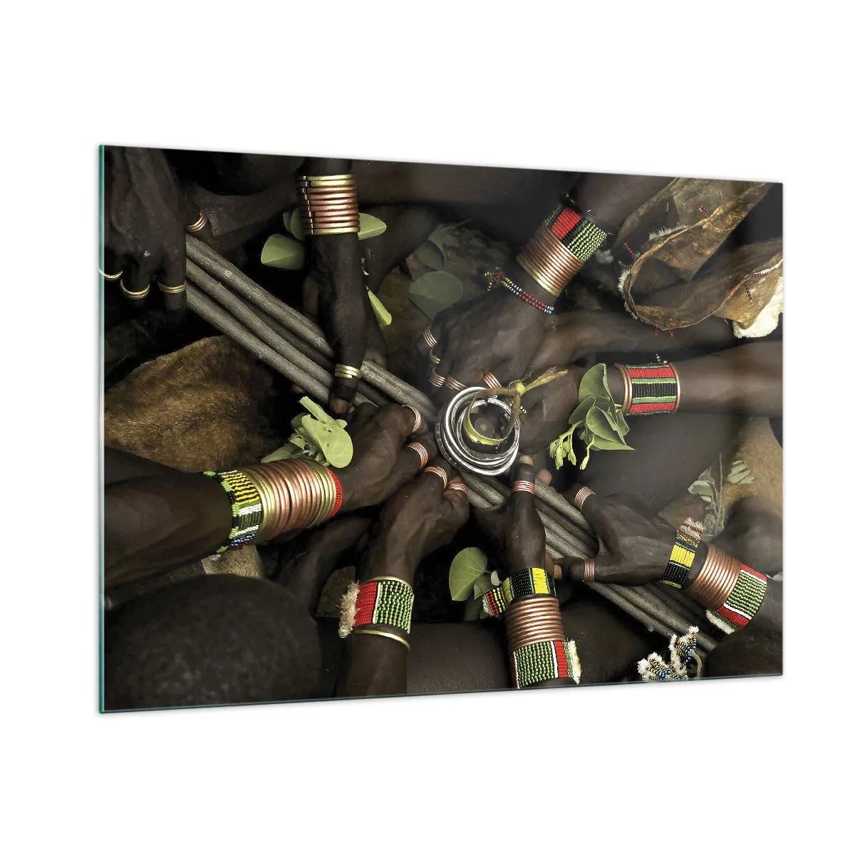 Obraz na szkle - Ręce z bransoletkami trzymające naczynie w rytualnym geście - 100x70cm - Jesteśmy razem - Nowoczesna dekoracja ścienna do salonu, kuchni i sypialni ARTTOR