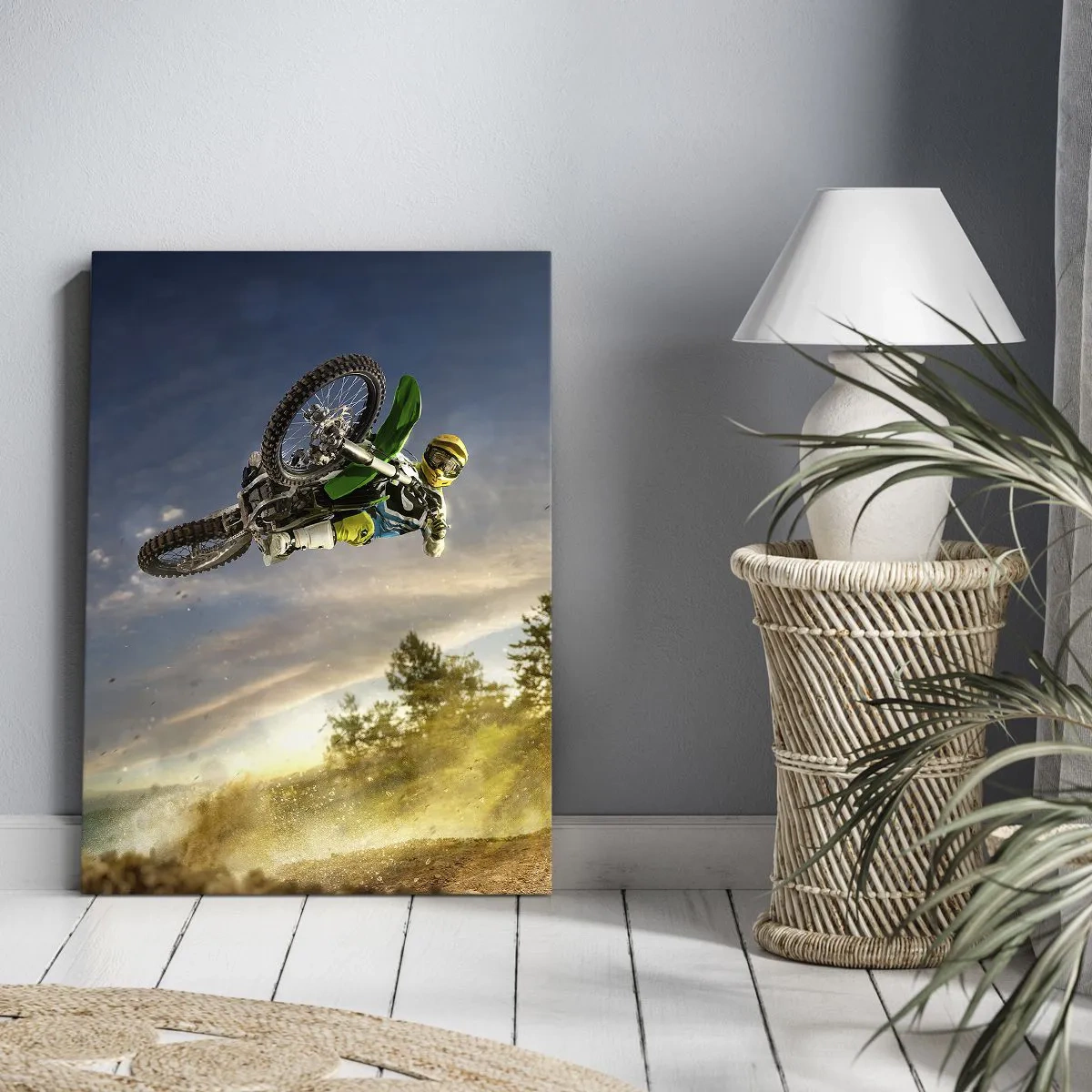 Obraz na płótnie - Motocyklista w powietrzu wykonujący akrobatyczny skok - 50x70cm - Włącz emocje! - Nowoczesna dekoracja ścienna do salonu, kuchni i sypialni ARTTOR