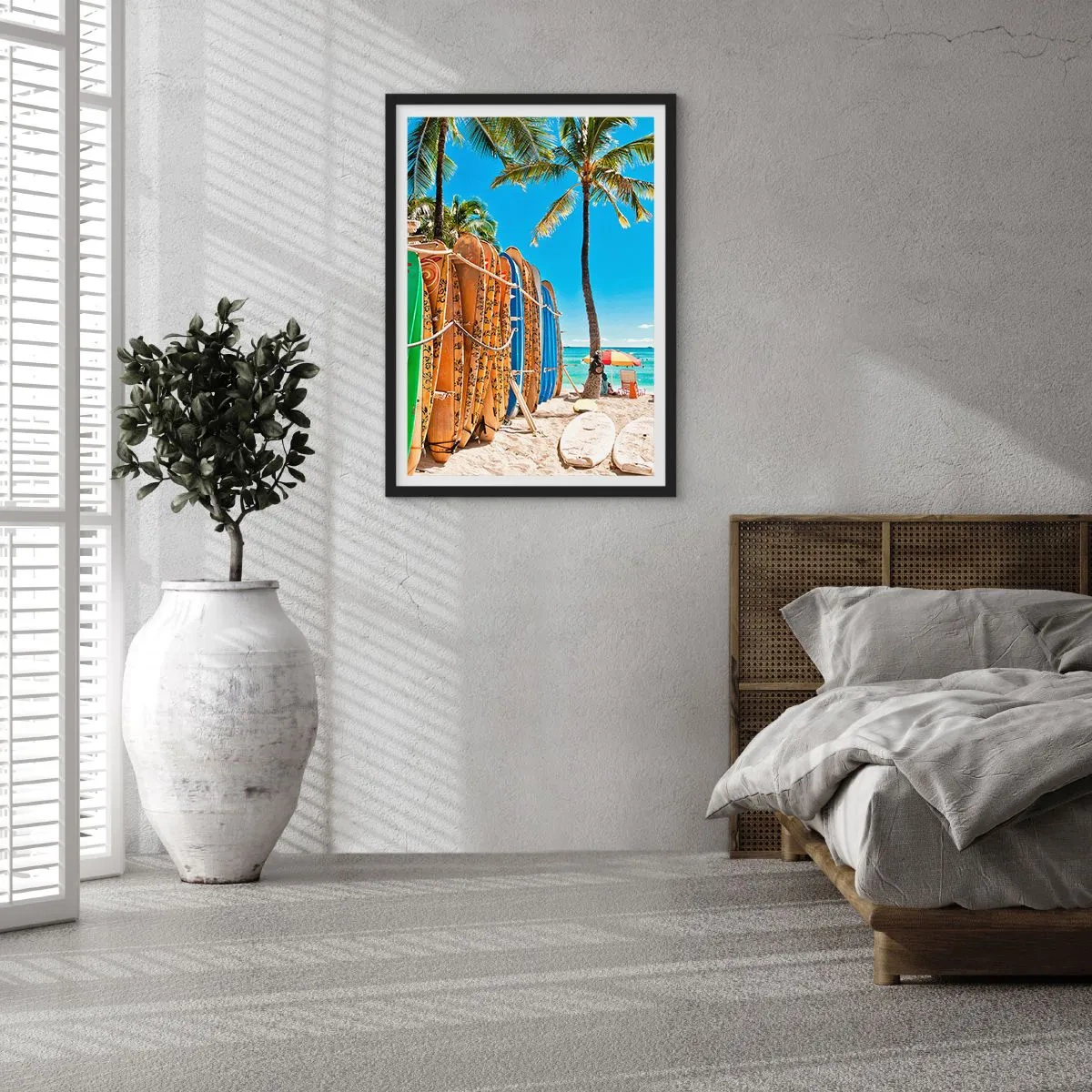 Plakat w czarnej ramie - Deski surfingowe na plaży z palmami i błękitnym niebem - 50x70cm - Słoneczna zabawa - Nowoczesna dekoracja ścienna do salonu i sypialni ARTTOR