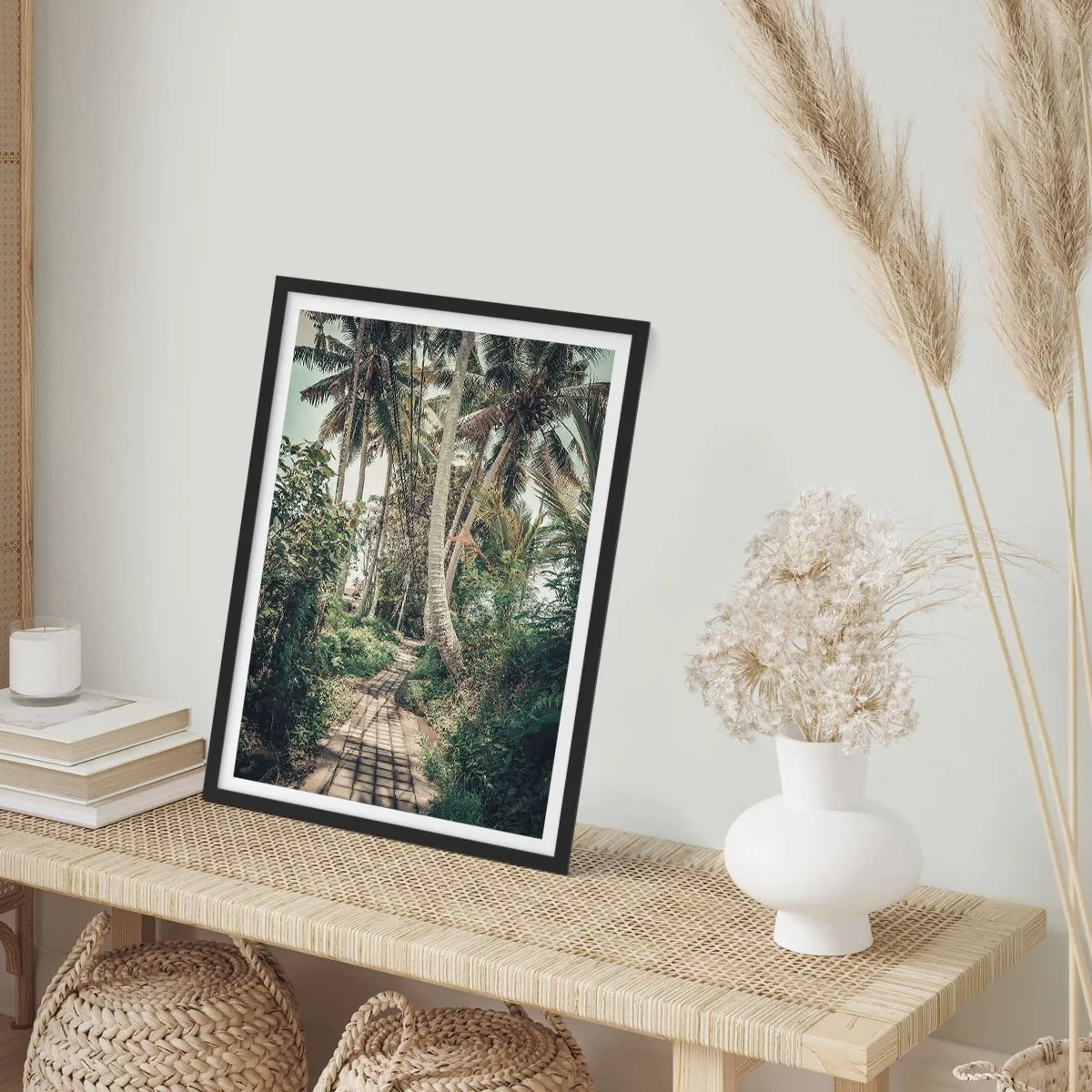 Plakat w czarnej ramie - Egzotyczna ścieżka pośród palm w tropikalnym krajobrazie - 50x70cm - Palmowa aleja - Nowoczesna dekoracja ścienna do salonu i sypialni ARTTOR