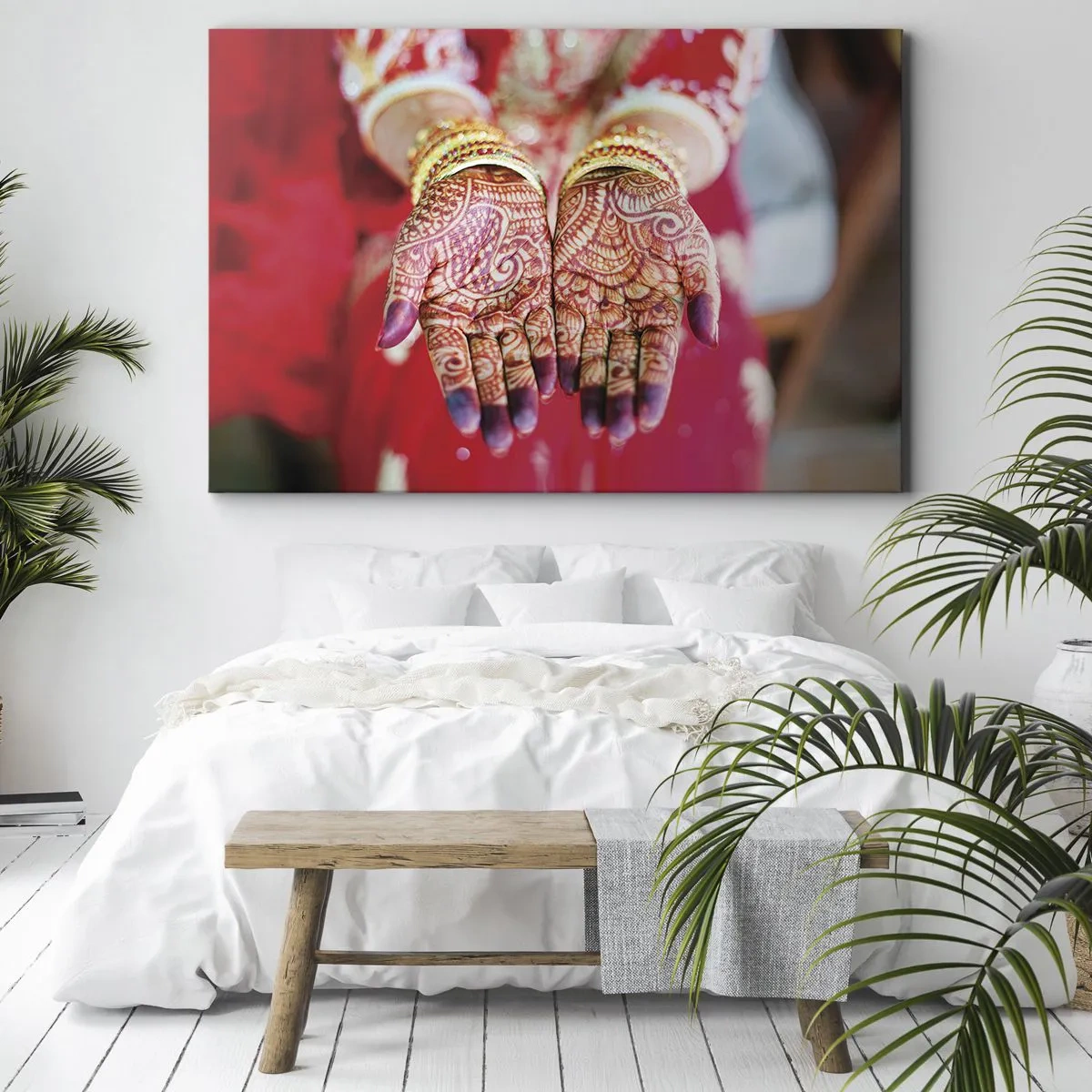 Obraz na płótnie - Ozdobione dłonie z henną na tle czerwonej sukni - 70x50cm - Gotowa złapać szczęście - Nowoczesna dekoracja ścienna do salonu i sypialni ARTTOR