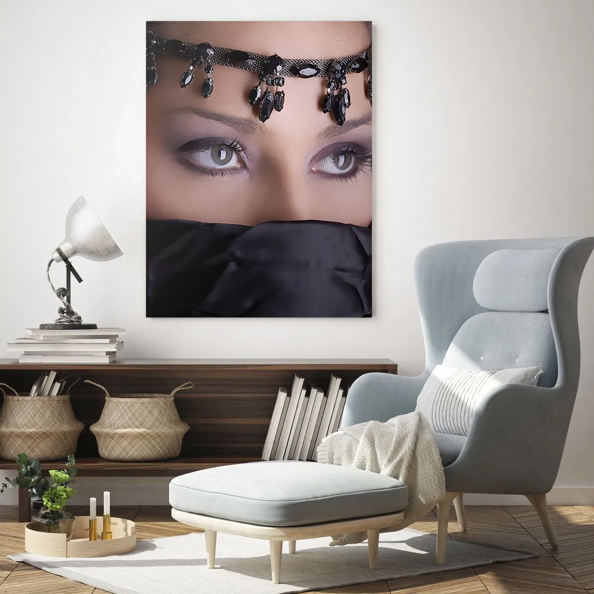 Obraz na szkle - Portret kobiety z ozdobną biżuterią na tle czerni - 80x120cm - Orientalna kusząca tajemnica - Nowoczesna dekoracja ścienna do salonu i sypialni ARTTOR