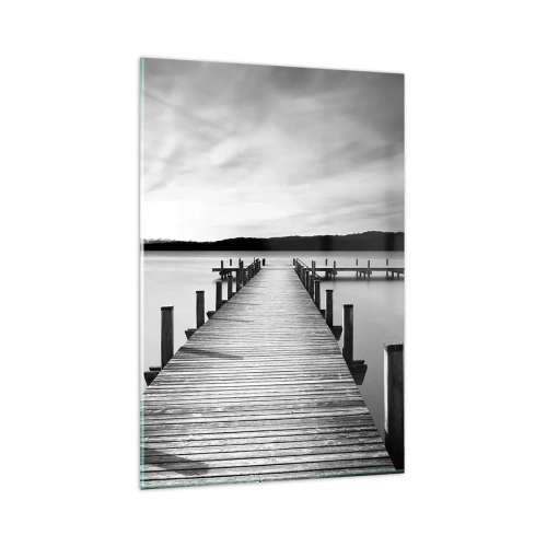 Obraz na szkle - Czarno-biały pomost na spokojnym jeziorze - 80x120cm - U wodopoju – spokoju - Nowoczesna dekoracja ścienna do salonu i sypialni ARTTOR