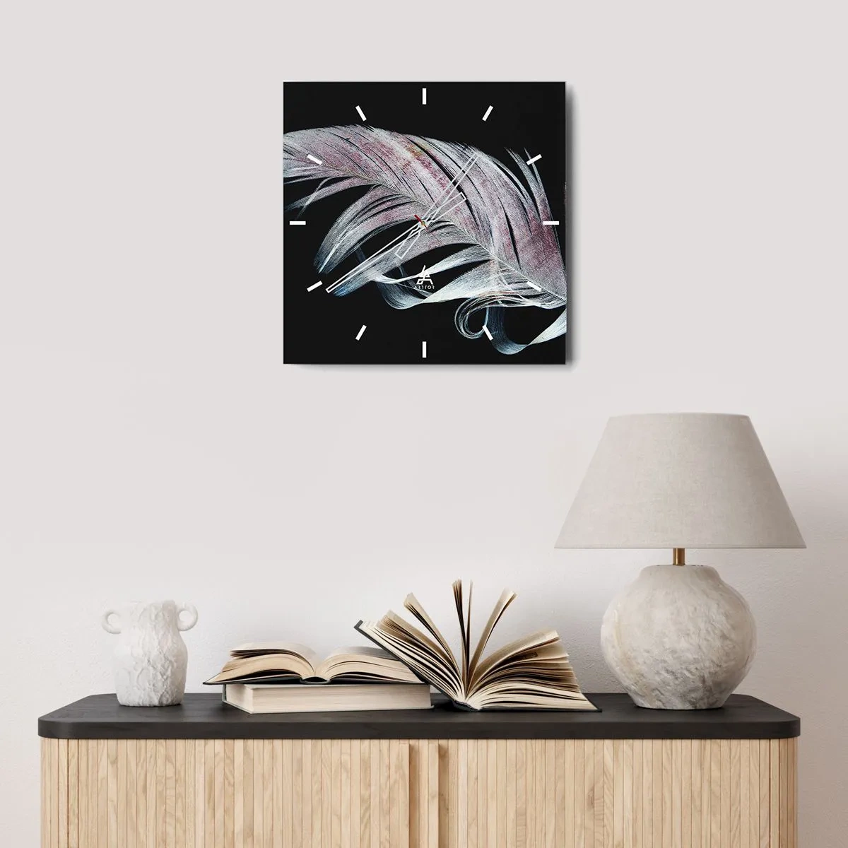Zegar ścienny - Delikatne pióro na czarnym tle w artystycznym ujęciu - 30x30cm - Pomyśl o dotyku - Nowoczesna dekoracja ścienna do salonu i sypialni ARTTOR