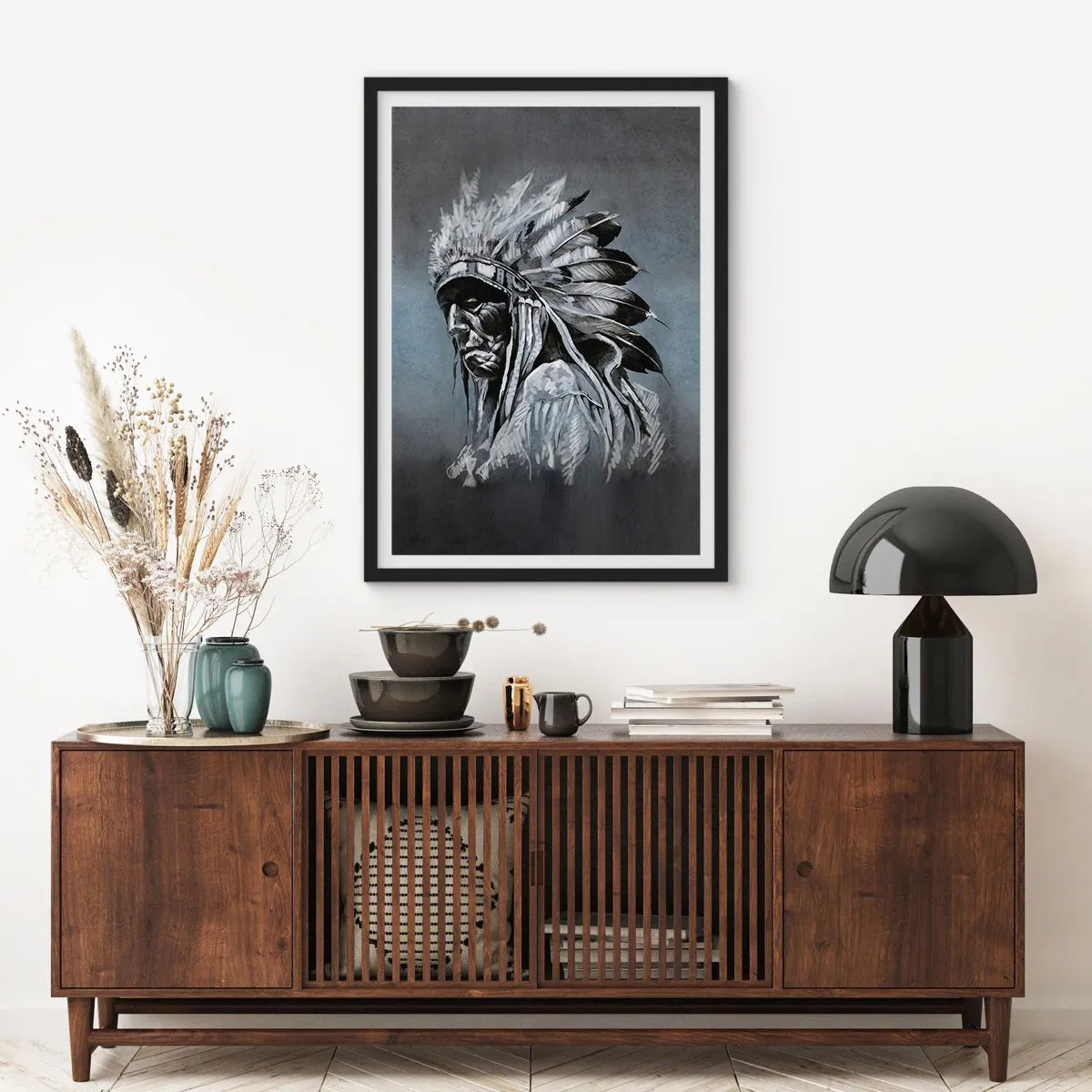 Plakat w czarnej ramie - Portret wodza indiańskiego w pióropuszu na szarym tle - 50x70cm - Powrót do korzeni - Nowoczesna dekoracja ścienna do salonu i sypialni ARTTOR