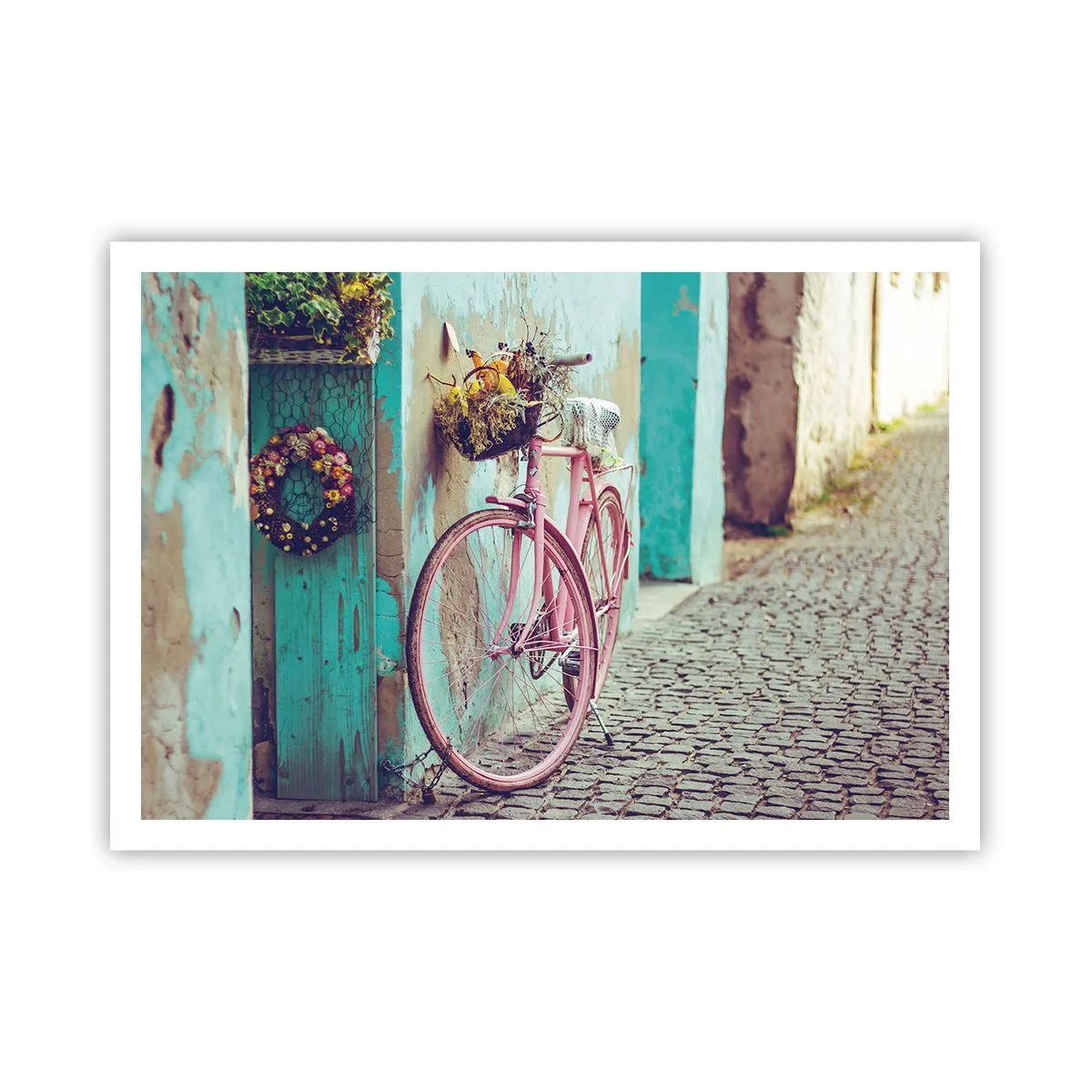 Plakat - Różowy rower przy turkusowych drzwiach - 100x70cm - Zaraz wracam - Nowoczesna dekoracja ścienna do salonu i sypialni ARTTOR