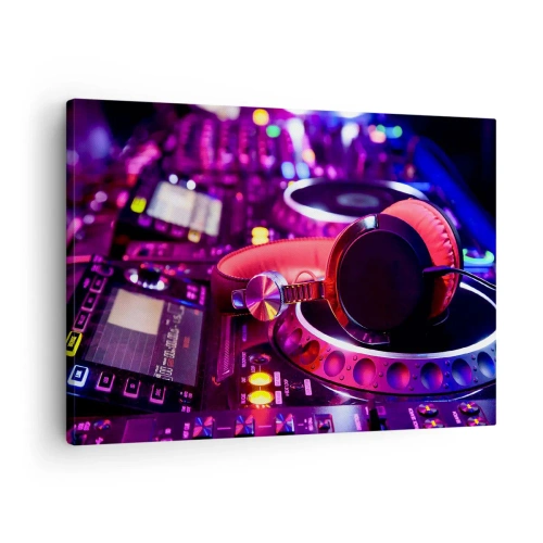 Obraz na płótnie - Słuchawki DJ na konsolecie w neonowym oświetleniu - 70x50cm - Zanim się zacznie zabawa - Nowoczesna dekoracja ścienna do salonu i sypialni ARTTOR