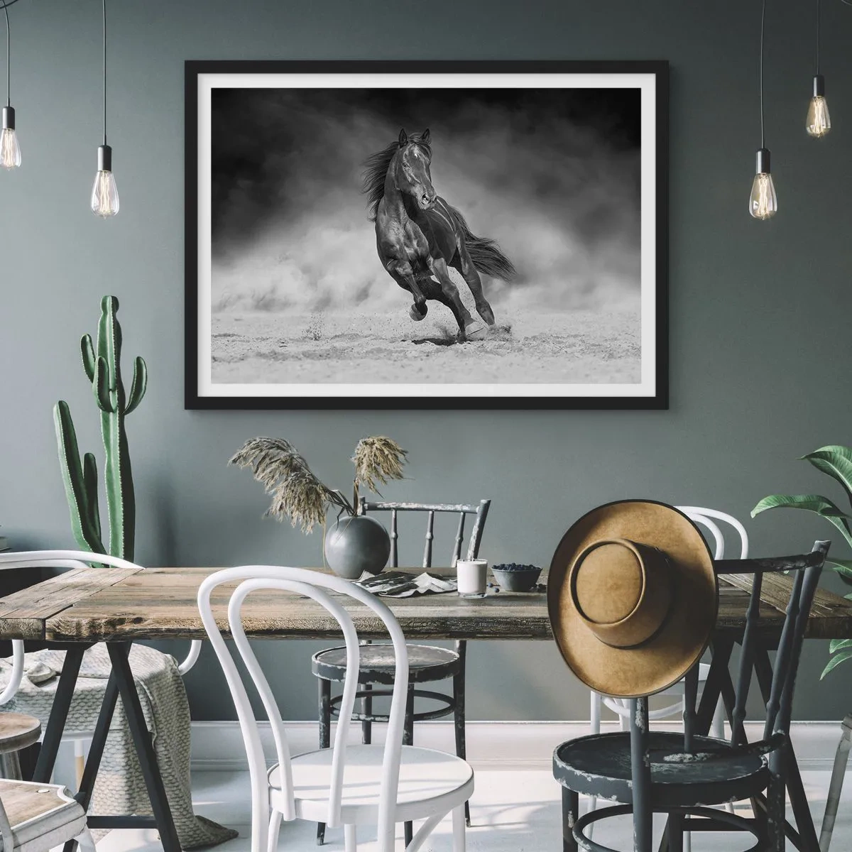 Plakat w czarnej ramie - Czarno-biały koń galopujący po piasku - 70x50cm - Godny samego emira - Nowoczesna dekoracja ścienna do salonu i sypialni ARTTOR