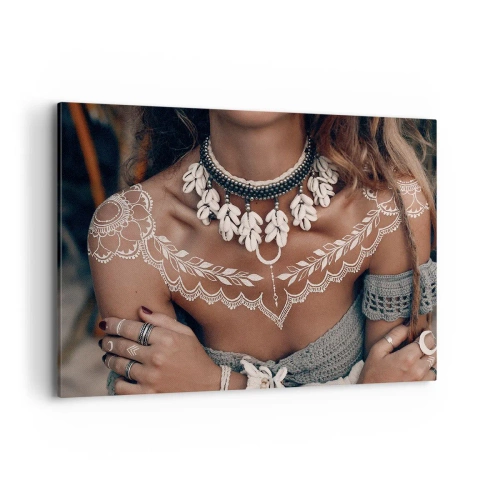 Obraz na płótnie - Styl boho z biżuterią z muszli i koronkowym wzorem - 100x70cm - Talizmany, rytuały kobiecości - Nowoczesna dekoracja ścienna do salonu, kuchni i sypialni ARTTOR