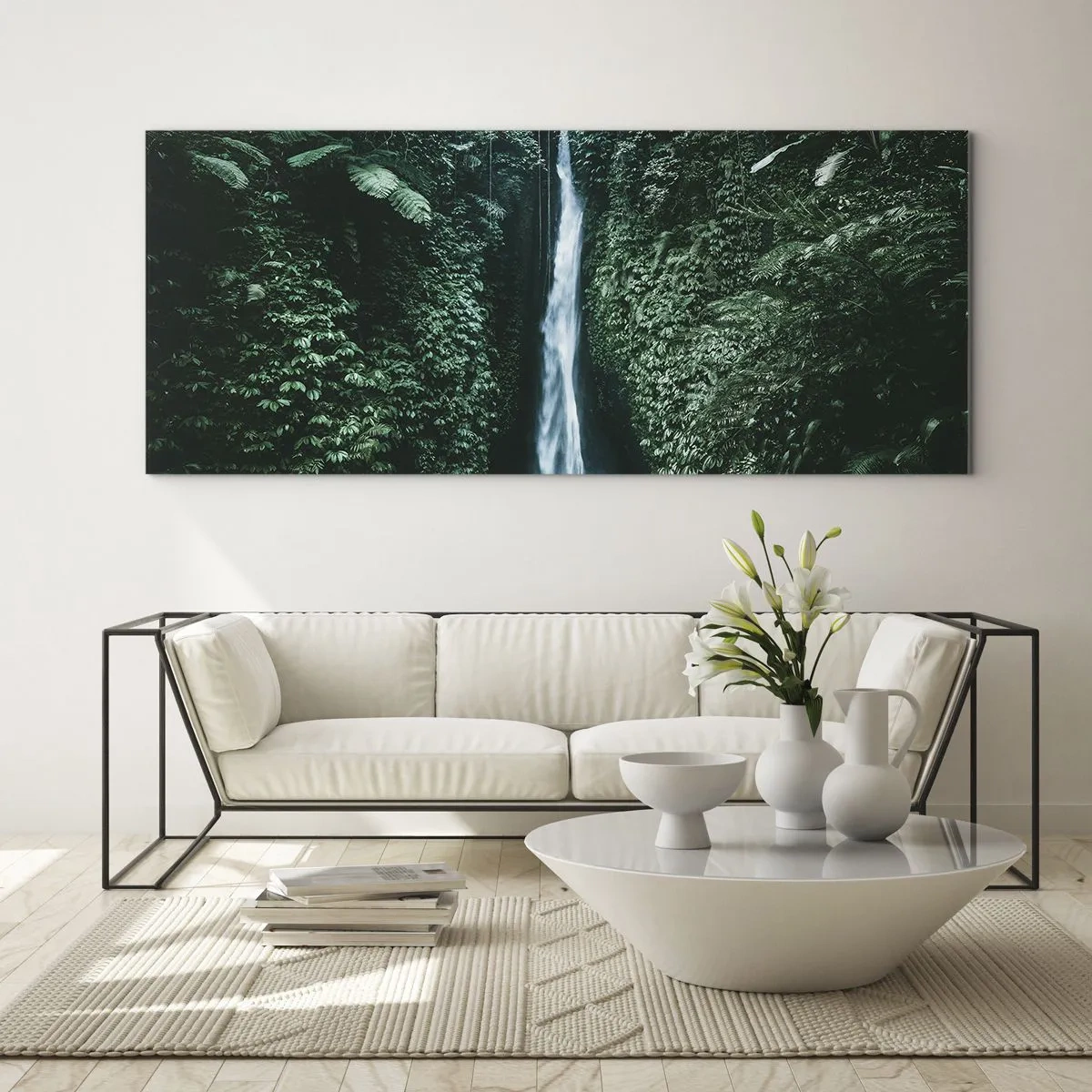 Obraz na szkle - Wodospad otoczony gęstą tropikalną roślinnością - 120x50cm - Tropikalny zdrój - Nowoczesna dekoracja ścienna do salonu i sypialni ARTTOR