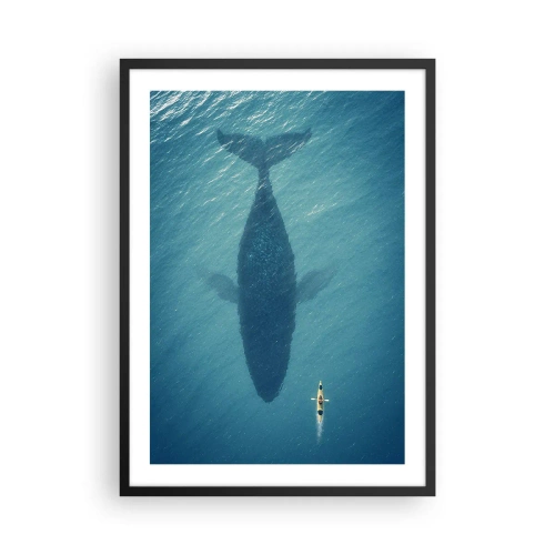 Plakat w czarnej ramie - Kajak na wodzie nad cieniem ogromnego wieloryba - 50x70cm - Spotkanie na oceanie - Nowoczesna dekoracja ścienna do salonu i sypialni ARTTOR