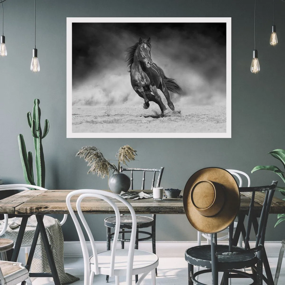 Plakat - Czarno-biały koń galopujący po piasku - 100x70cm - Godny samego emira - Nowoczesna dekoracja ścienna do salonu i sypialni ARTTOR