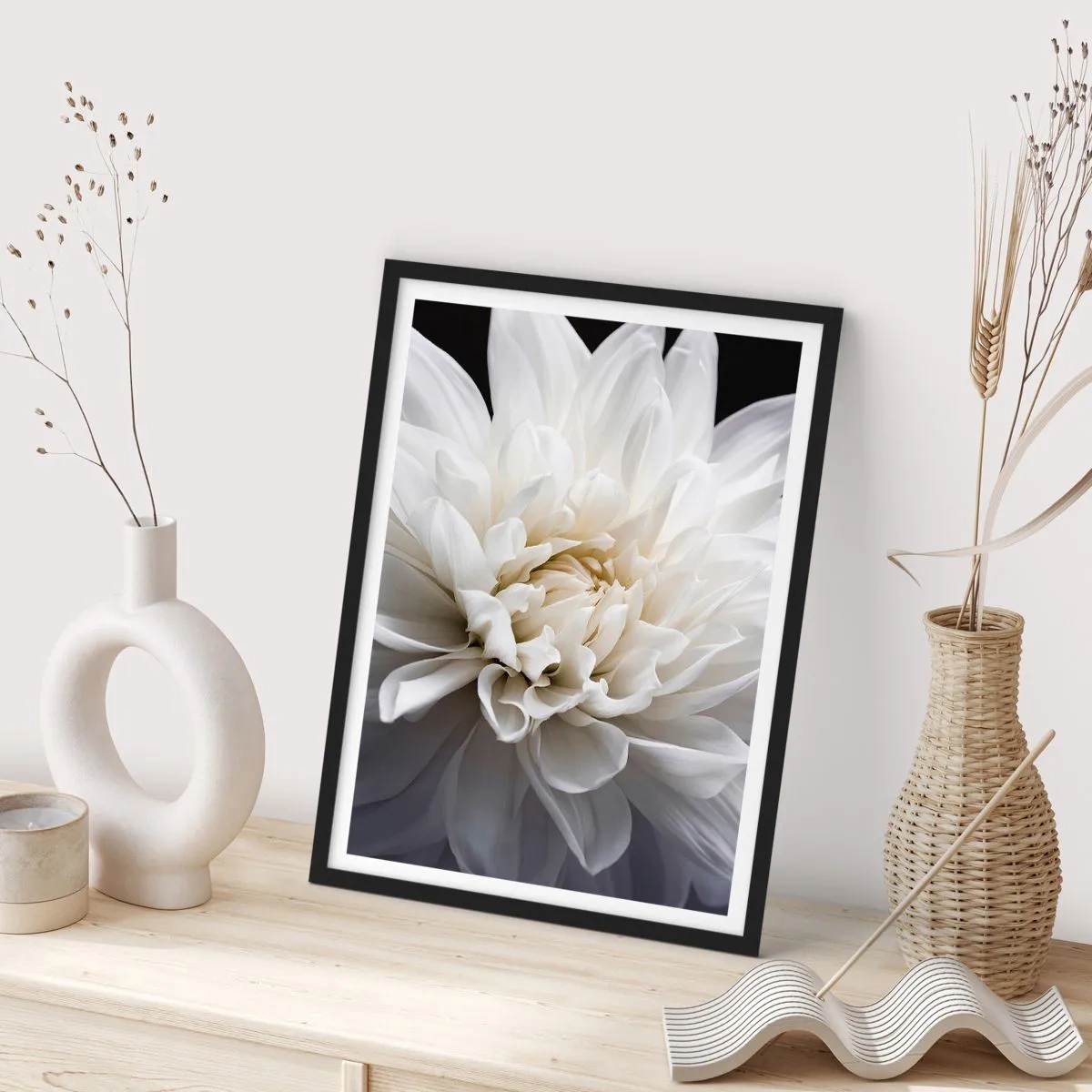 Plakat w czarnej ramie - Zbliżenie na białą dalię na ciemnym tle - 50x70cm - Poranek Panny Młodej - Nowoczesna dekoracja ścienna do salonu i sypialni ARTTOR