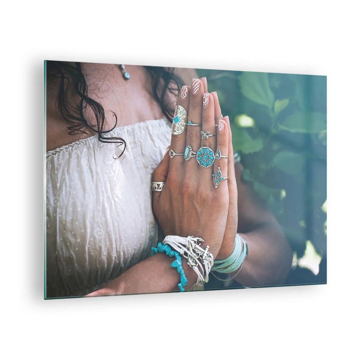 Obraz na szkle - Dłonie kobiety w biżuterii w stylu boho - 70x50cm - Witaj w centrum bytu - Nowoczesna dekoracja ścienna do salonu i sypialni ARTTOR