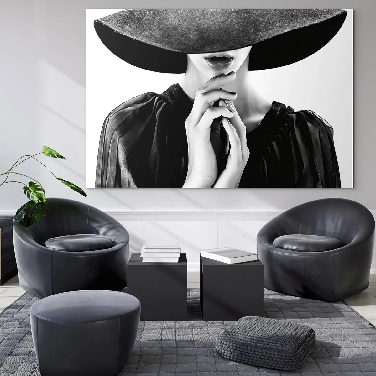 Obraz na szkle - Stylowa kobieta w czerni z kapeluszem zasłaniającym twarz - 120x80cm - Skryte piękno - Nowoczesna dekoracja ścienna do salonu, kuchni i sypialni ARTTOR