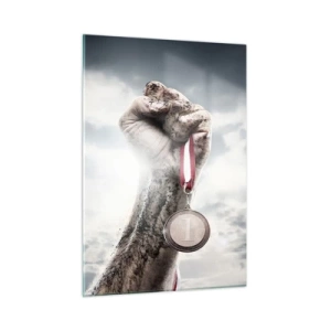 Obraz na szkle - Ręka trzymająca medal na tle chmur - 50x70cm - Per aspera ad astra - Nowoczesna dekoracja ścienna do salonu, kuchni i sypialni ARTTOR